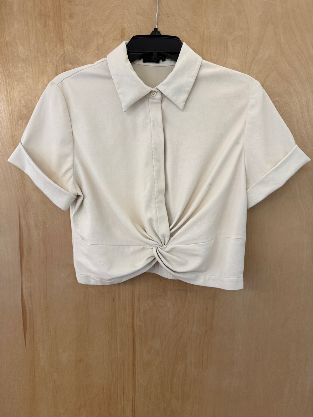 Alice + Olivia Leon Off White Vegan Leather Twist Front Crop Top - Picture 3 of 16